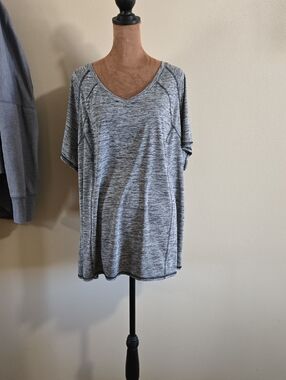 Livi Active Gray Heathered V-Neck Short Sleeve Tee